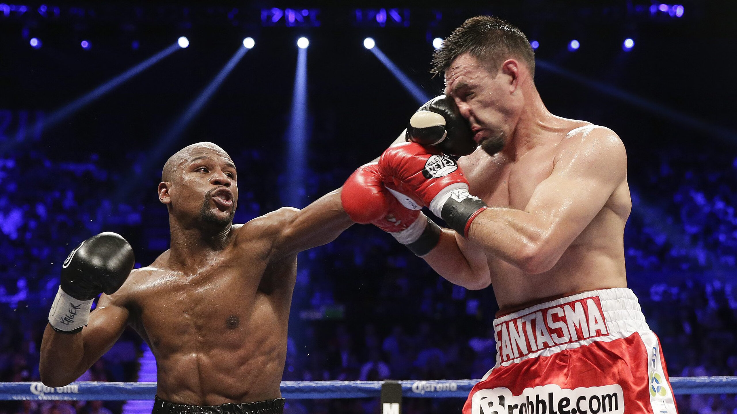 勒沃库森对阵阿森纳，劳塔罗用实力证明自己，书写草根逆袭的绿茵传奇