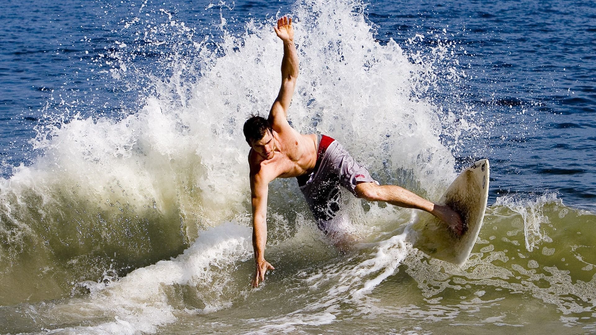 布伦森爆发撕裂防线,湖人式连续得分狂潮彻底压制上海队